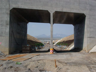 建設途中の高速道路