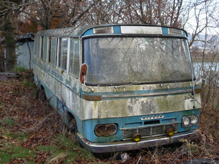 捨てられた小型バス